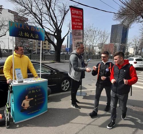 Falun Dafa practitioners in Romania introduced Falun Dafa to the public near the University of Bucharest on March 20, 2023.
