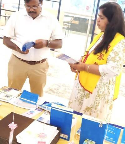 A man reads a Falun Dafa book and decides to buy it.