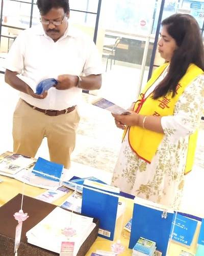 A man reads a Falun Dafa book and decides to buy it.
