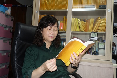 Hsu Mei-hui is reading Zhuan Falun, the main teachings of Falun Dafa.