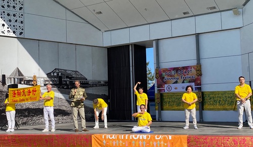 Demonstrating Falun Dafa’s five exercises on stage