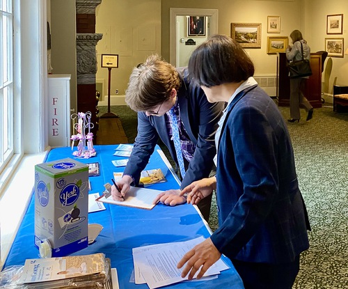State representative Jonathan Williams signs the petition in support of Falun Gong.