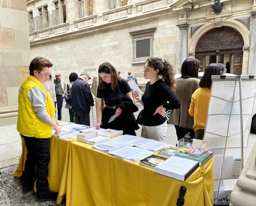 Passersby signed the petition to support ending the persecution in China.