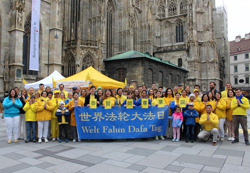 On May 13, 2023, Falun Dafa practitioners in Austria celebrated the 31st anniversary of Falun Dafa’s public introduction and wished Dafa’s founder, Master Li a happy birthday.