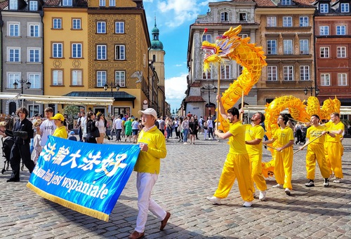 Practitioners held a parade in Warsaw’s city center on May 13, 2023 to celebrate World Falun Dafa Day.
