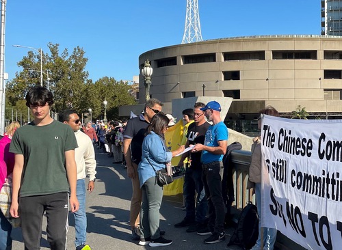Falun Gong practitioners in Melbourne held a display of banners on Princes Bridge in downtown Melbourne on April 22, 2023, to expose the brutal persecution perpetrated by the Chinese regime.