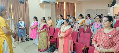 Nearly 80 social workers try the Falun Dafa exercises. (Photo provided by Jnana Prabodhini Prashala High School)