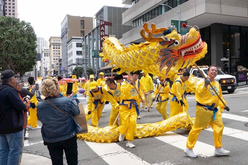 Practitioners held a parade to celebrate World Falun Dafa Day.