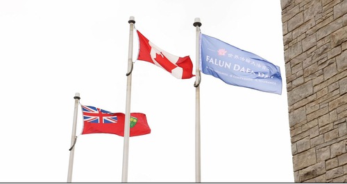 The Falun Dafa Day flag was raised in front of Milton’s town hall on May 1, 2023 to celebrate the upcoming Falun Dafa Day. Mayor Gord Krantz hosted the flag raising ceremony. The flag will stay up for 16 days.