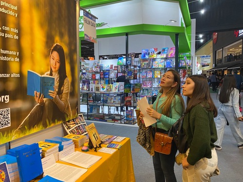 Visitors at the book fair read the introduction to Falun Dafa.