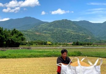 Wu Ching-chung at work on his farm.