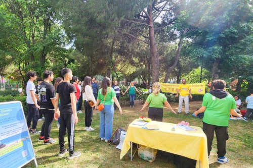 Locals learn the Falun Dafa exercises during the Kadıköy Environment Festival on June 3 in Istanbul, Turkey.