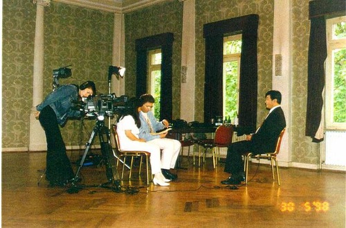 German TV station ZDF interviews Mr. Li Hongzhi in 1998.