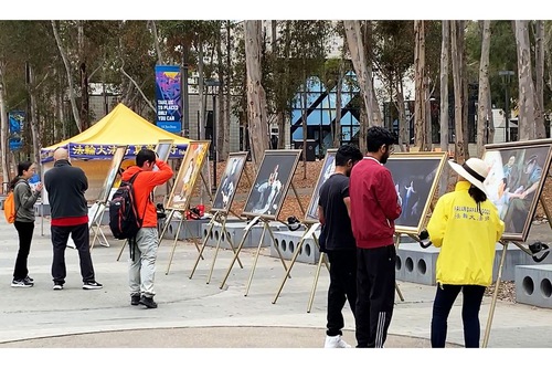 Practitioners held an Art Exhibition at UCSD to tell people about the ongoing persecution.