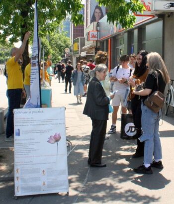 Falun Dafa practitioners raise awareness of the CCP’s persecution on May 20 near AFI Cotroceni.