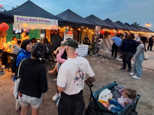 Falun Dafa practitioners in Montreal introduce the cultivation practice at the Vietnamese food and culture festival held June 15 to 18, 2023.