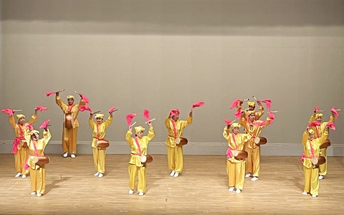 Practitioners play the waist drums.