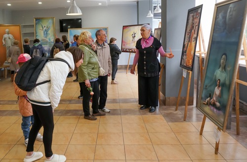 Visitors view the paintings in the Art of Truth, Compassion, Forbearance (Zhen, Shan, Ren) International Exhibition in Pyatigorsk from April 30 to May 7, 2023.