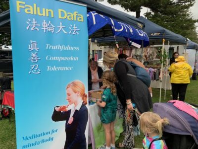 IMG_2147 Visitors frequenting the Falun Dafa stall.