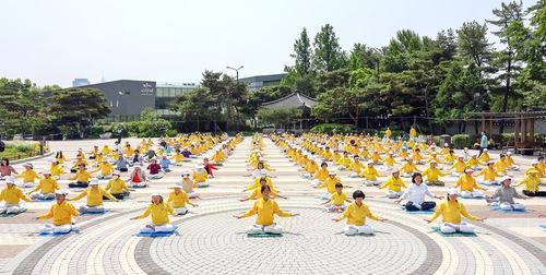 Falun Dafa practitioners in Seoul practice the exercises together in front of the Blue House on May 13 to showcase the beauty of Falun Dafa to the public.