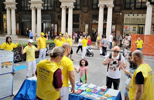 Practitioners introduced Falun Dafa during activities in Bologna on June 4.