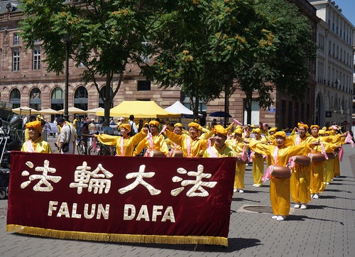 The practitioners’ march was led by a waist drum group.
