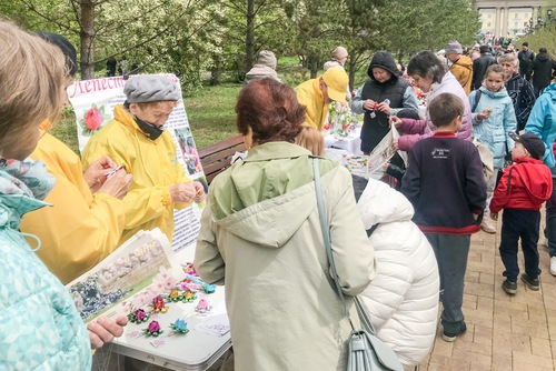 Introducing Falun Gong to the public in Petrochemist Park on May 27, 2023.