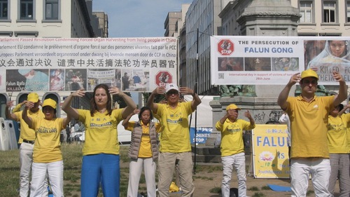 Practitioners rallied in front of the European Parliament in Brussels and called on its members to sanction perpetrators of the ongoing persecution of Falun Dafa.