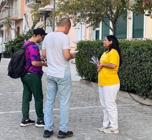 Practitioners demonstrated the exercises and talked to passersby about Falun Dafa in Athens on July 15, 2023.