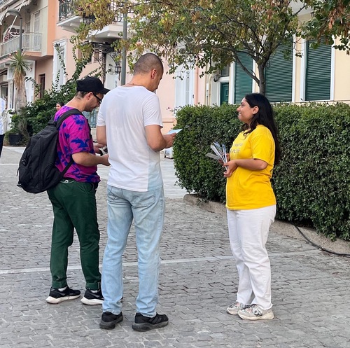 Practitioners demonstrated the exercises and talked to passersby about Falun Dafa in Athens on July 15, 2023.