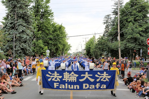 Falun Dafa practitioners were warmly welcomed at the annual parade in Salaberry-de-Valleyfield on June 24, 2023.