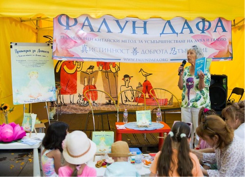 Practitioners taught people to make folded paper lotus flowers at a book reading activity in Plovdiv.