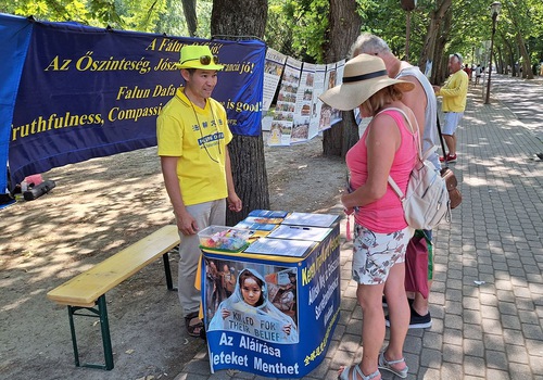 Practitioners set up two information booths on the Petofi Promenade. They introduced Falun Dafa and raised awareness of the CCP’s ongoing persecution.