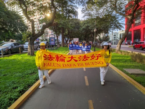 Falun Dafa practitioners held a march in Lima calling to end the CCP’s persecution.