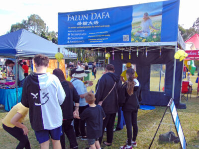 Big crowds lined up at the Falun Dafa stall