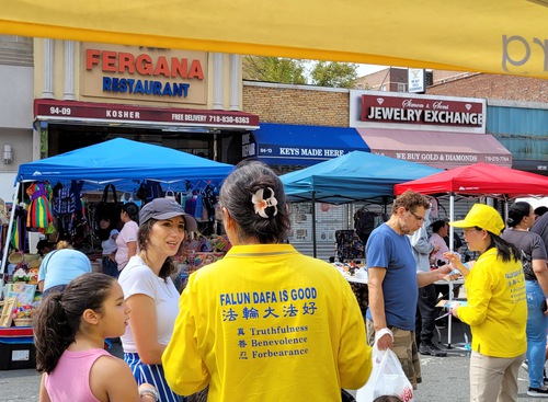 Practitioners tell people about the ongoing persecution of Falun Dafa in China.