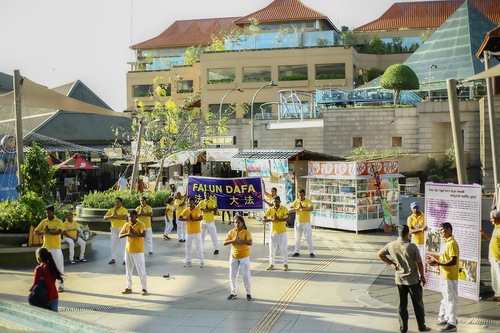 Practitioners gathered at Sahas Uyana Park in Kandy on July 20, 2023 to introduce Falun Dafa to the public and tell them about the persecution in China.