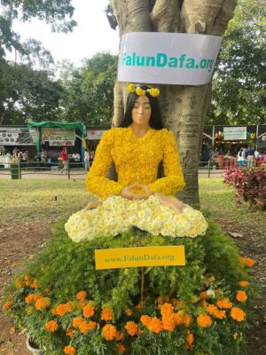 A flower sculpture made by Falun Dafa practitioners.