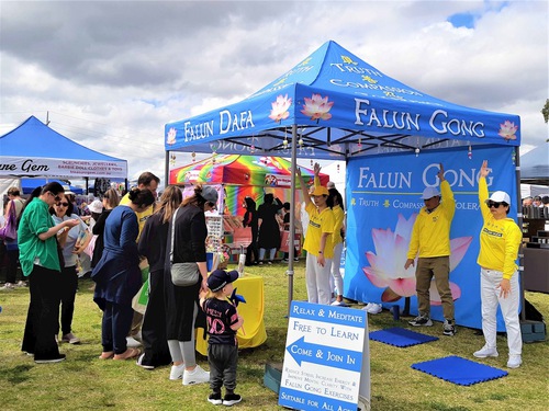 People learn about Falun Dafa.