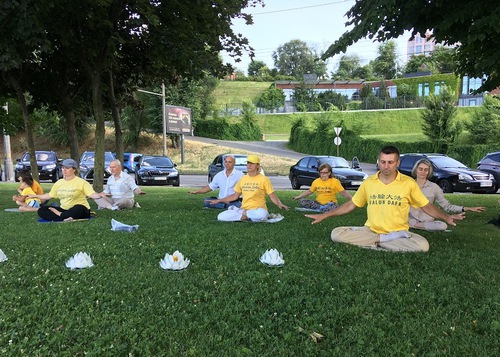 Falun Dafa practitioners demonstrated the exercises as a group on the Dnipro River embankment on July 16, 2023, to introduce Falun Dafa to people.