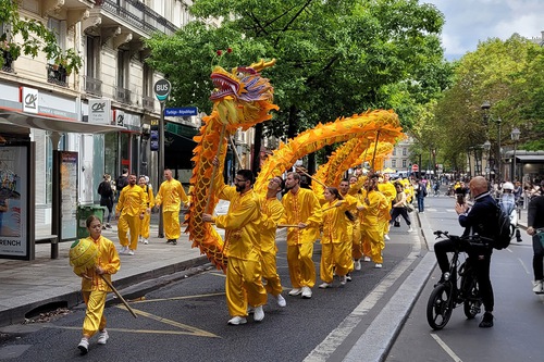 Practitioners’ parade in Paris shares the beauty of Truthfulness-Compassion-Forbearance