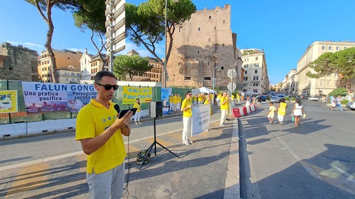 Practitioners did the exercises on Via dei Fori Imperiali on July 22, 2023.