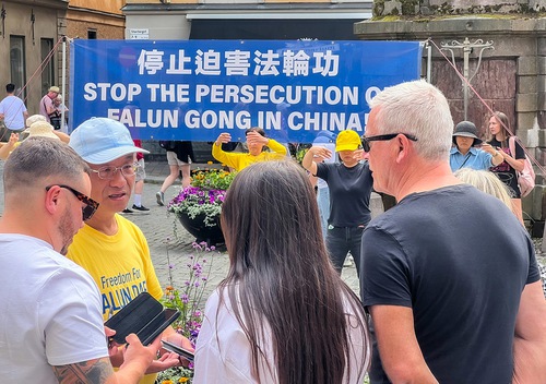 People talk with practitioners about Falun Dafa and the persecution.