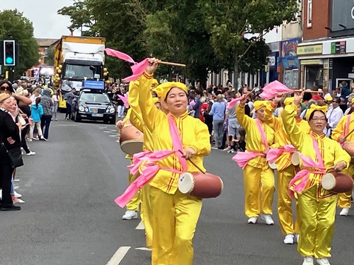 The Chinese waist drum team formed by Falun Gong practitioners was warmly received by spectators in the parade.