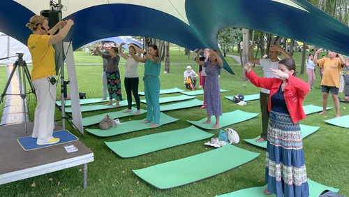 Practitioners teach attendees the five sets of Falun Dafa exercises.