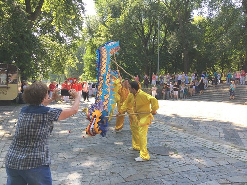 Falun Gong practitioners demonstrate the dragon dance.