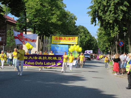 Falun Dafa practitioners participate in the Ventspils City Festival parade.