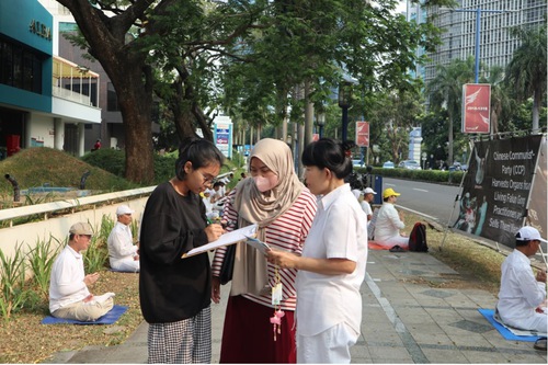 Residents show their support for Falun Dafa practitioners by signing the petition.