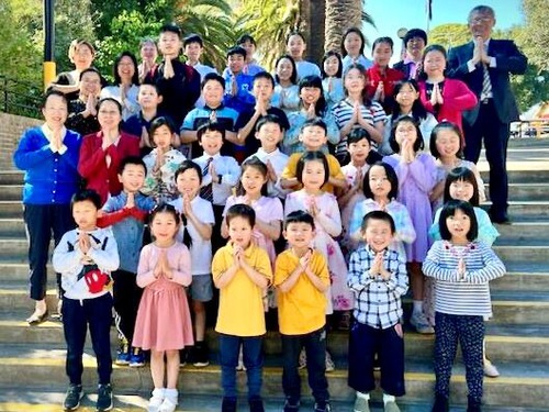 Minghui School students in Sydney take a group photograph with their teachers and parents. They wished their founder, Mr. Li Hongzhi, a happy Mid-Autumn Festival.