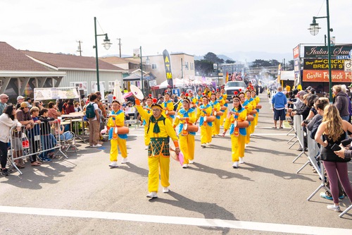 The waist drum team, comprised of practitioners from the San Francisco Bay Area, participated in the parade.